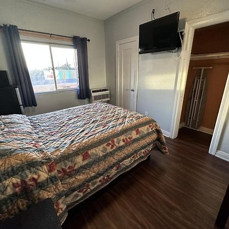 'לונג ביץ Unity Hotel - No Parking & Rooms Are Upstairs מראה חיצוני תמונה