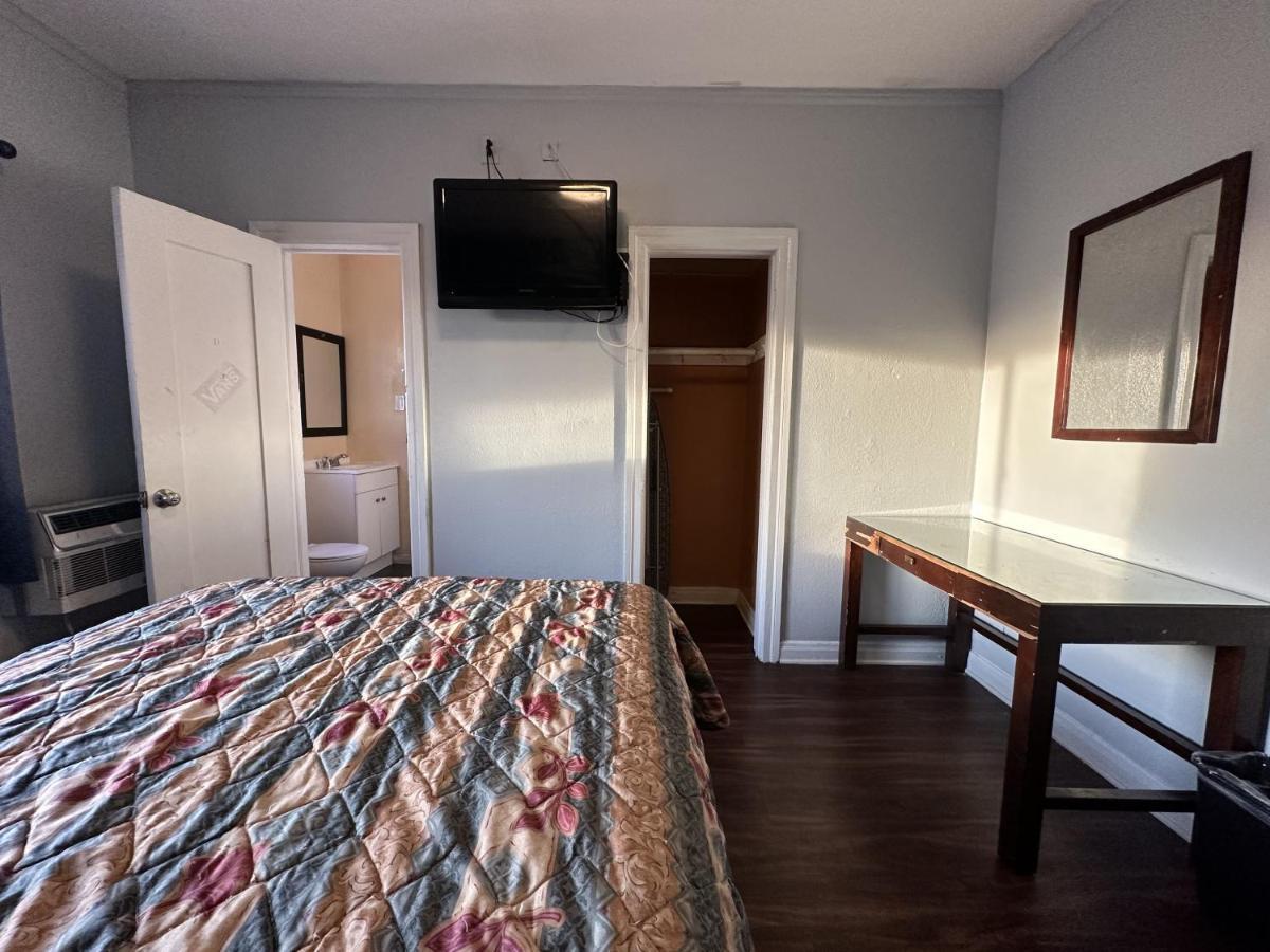 'לונג ביץ Unity Hotel - No Parking & Rooms Are Upstairs מראה חיצוני תמונה