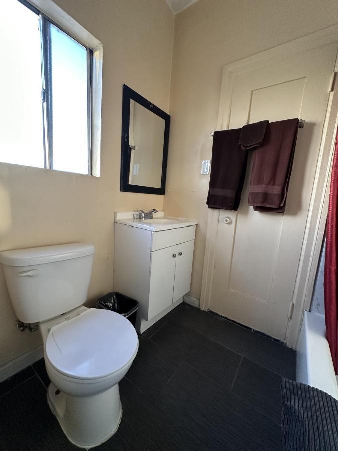 'לונג ביץ Unity Hotel - No Parking & Rooms Are Upstairs מראה חיצוני תמונה