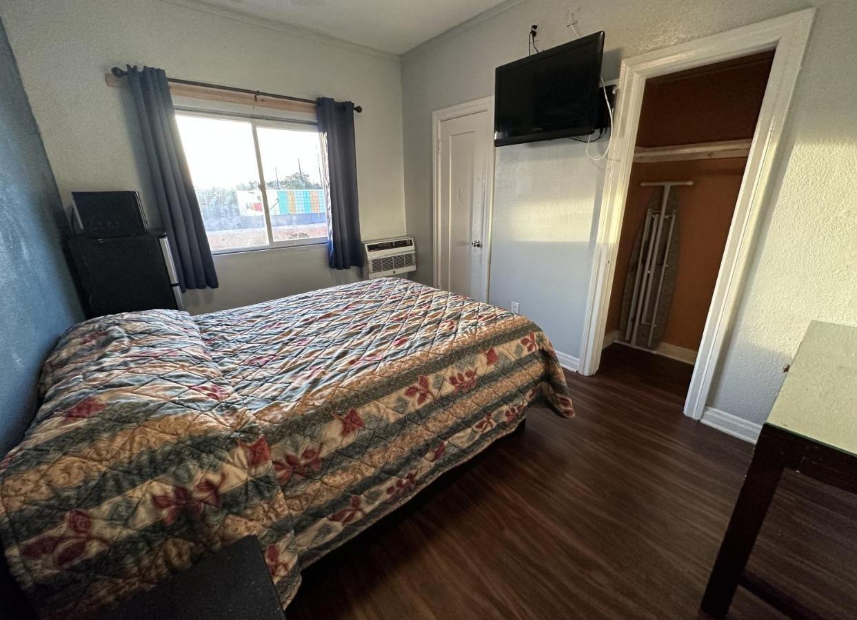 'לונג ביץ Unity Hotel - No Parking & Rooms Are Upstairs מראה חיצוני תמונה