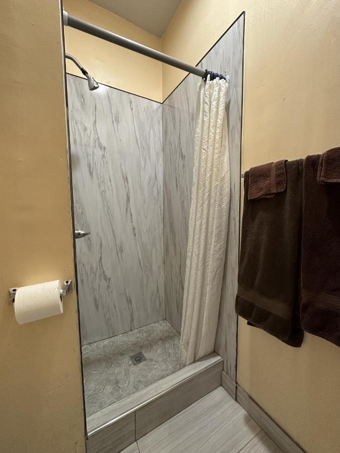 'לונג ביץ Unity Hotel - No Parking & Rooms Are Upstairs מראה חיצוני תמונה